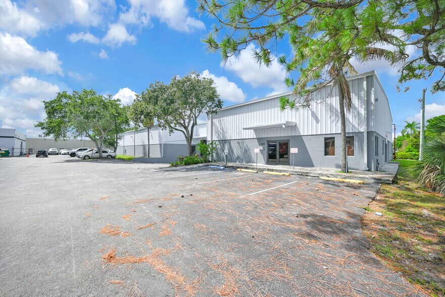 12100 SW 129th Ct, Miami, FL à louer - Photo de l’immeuble – Image 1 sur 9