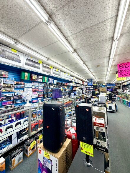 30-69 Steinway St, Astoria, NY à louer - Photo de l’immeuble – Image 3 sur 7