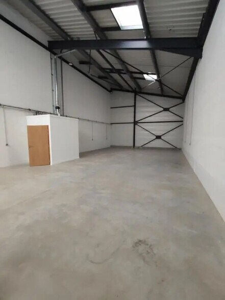 Local d’activités dans Pavilly à louer - Photo de l’immeuble – Image 1 sur 4