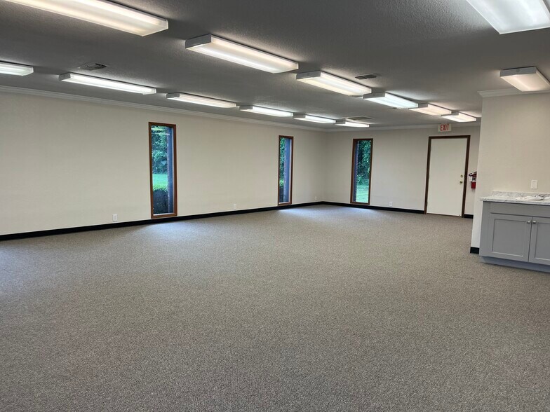 900 N University Dr, Nacogdoches, TX à louer - Photo de l’immeuble – Image 2 sur 3