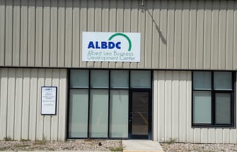 2610 YH Hanson Ave, Albert Lea, MN à louer Photo de l’immeuble– Image 2 sur 8