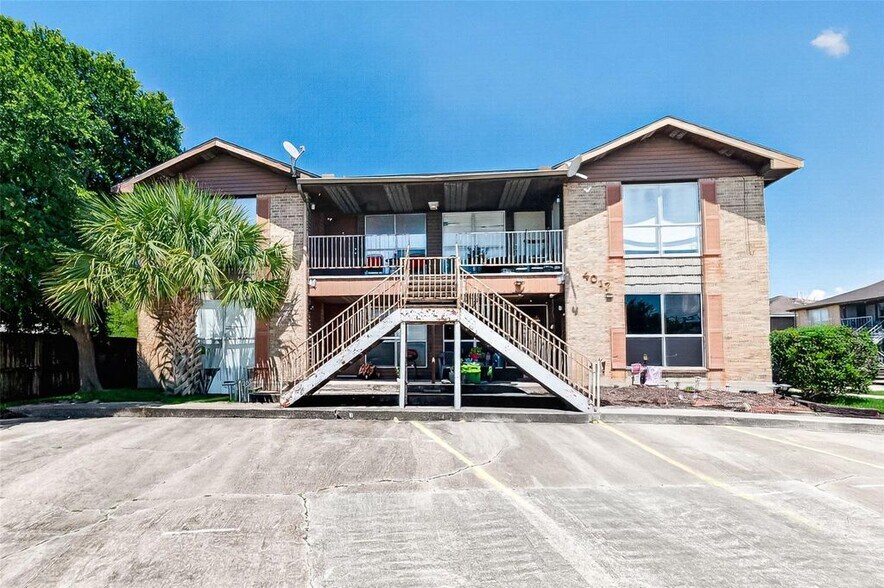 4017 Briar Hollow Dr, Dickinson, TX à vendre - Photo de l’immeuble – Image 1 sur 40