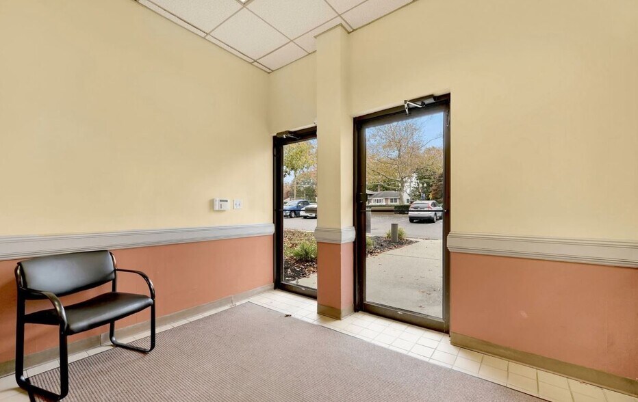 369 E Main St, East Islip, NY à vendre - Photo intérieure – Image 3 sur 21