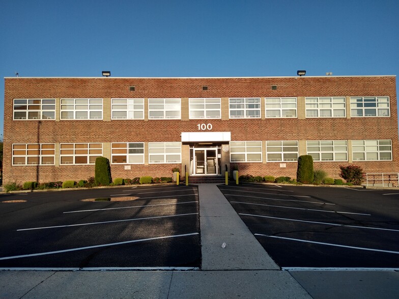 100 N Village Ave, Rockville Centre, NY à louer - Photo de l’immeuble – Image 1 sur 17