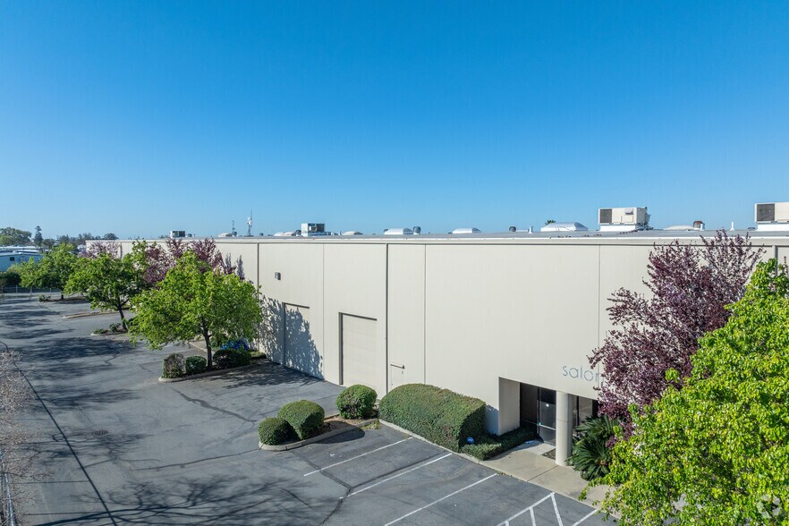 8432 Rovana Cir, Sacramento, CA à louer - Photo de l’immeuble – Image 3 sur 12
