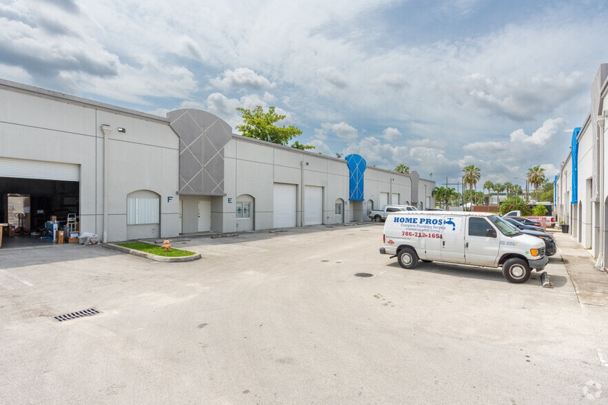 5111 NW 159th St, Miami Lakes, FL à louer - Photo de l’immeuble – Image 1 sur 4
