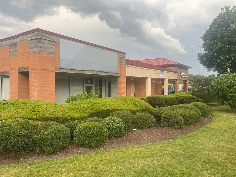 181-185 N Barrington Rd, Schaumburg, IL à louer - Photo de l’immeuble – Image 3 sur 9