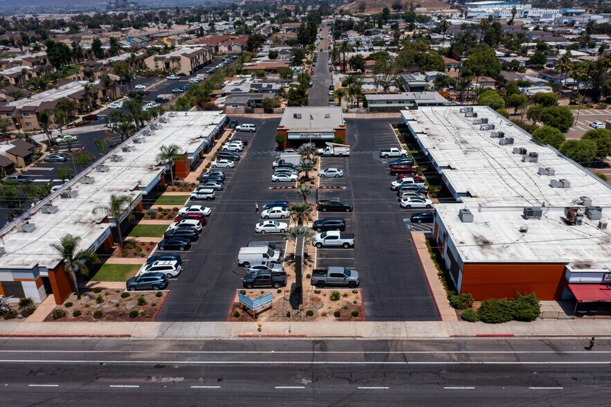 540-598 Broadway, El Cajon, CA à louer - Photo de l’immeuble – Image 3 sur 4