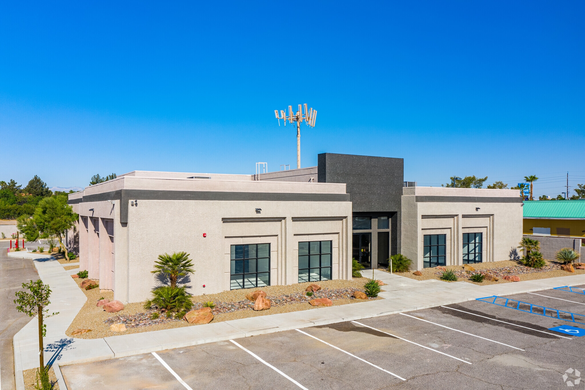 4187 S Pecos Rd, Las Vegas, NV à vendre Photo principale– Image 1 sur 90