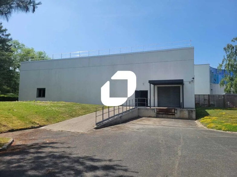 Local d’activités dans Évry-Courcouronnes à louer - Photo de l’immeuble – Image 1 sur 10