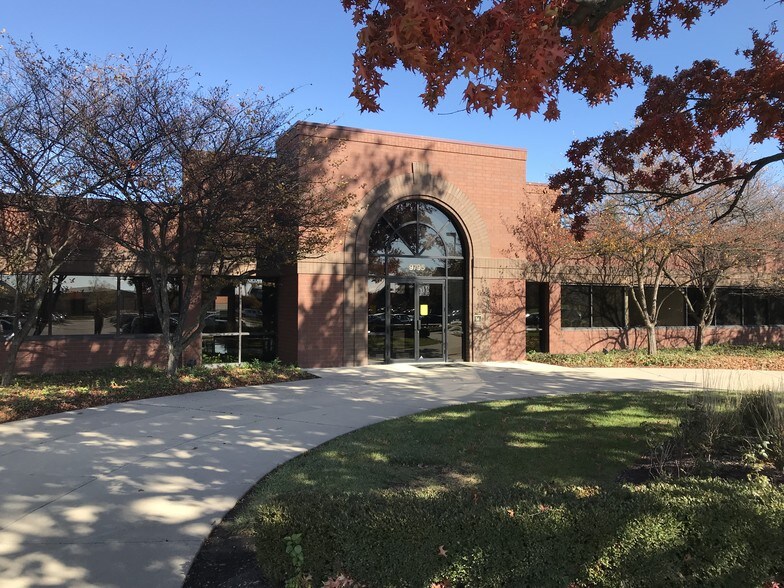 9795 Crosspoint Blvd, Indianapolis, IN à louer - Photo de l’immeuble – Image 2 sur 3