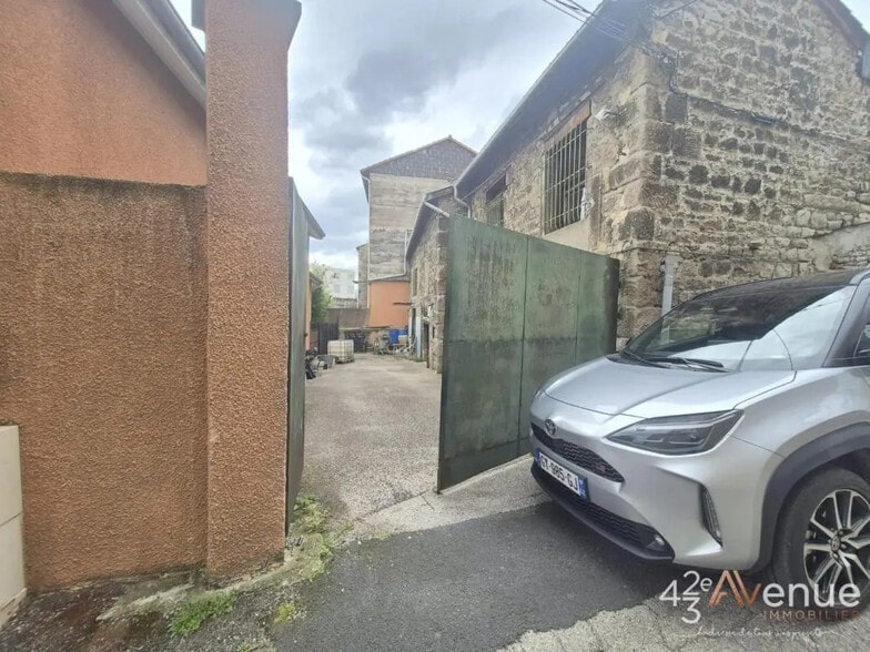Local commercial dans Saint-Étienne à vendre - Photo de l’immeuble – Image 2 sur 15