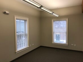 225 W Jefferson Ave, Naperville, IL à louer Photo intérieure– Image 1 sur 2