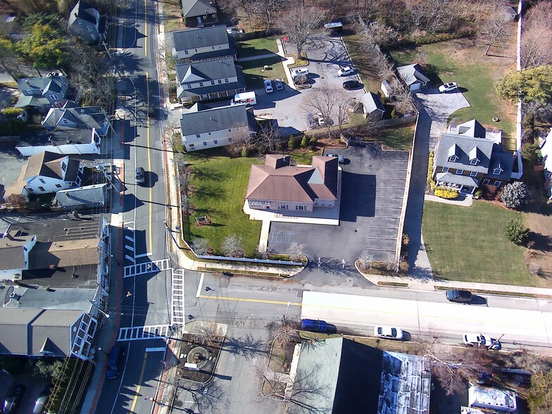 581 Middle Rd, Bayport, NY à vendre - Photo de l’immeuble – Image 2 sur 11