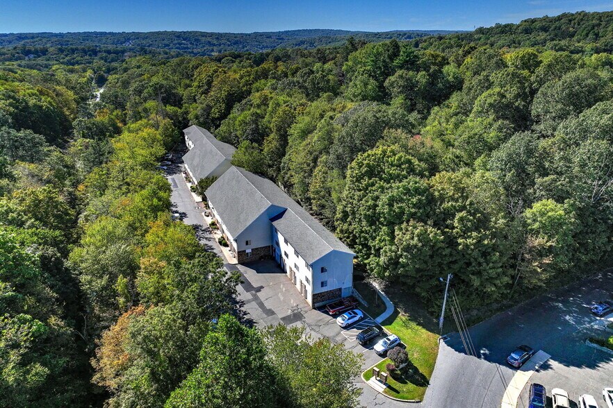 Oakbridge Management Properties portefeuille de 4 biens à vendre sur LoopNet.fr - Photo principale – Image 1 sur 11