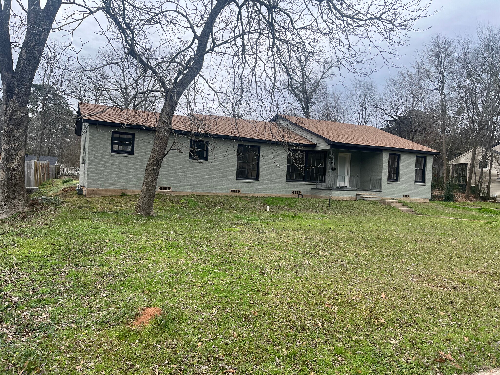 404 N Henderson Blvd, Kilgore, TX à louer Photo principale– Image 1 sur 53