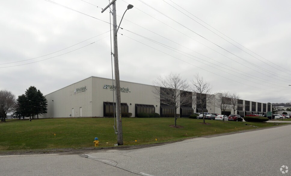 270 Hunter Rd, Grimsby, ON à louer - Photo de l’immeuble – Image 3 sur 6