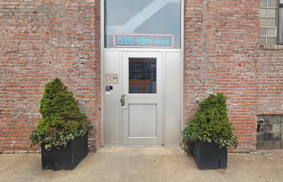 526 46th Ave, Long Island City, NY à louer - Photo de l’immeuble – Image 1 sur 3
