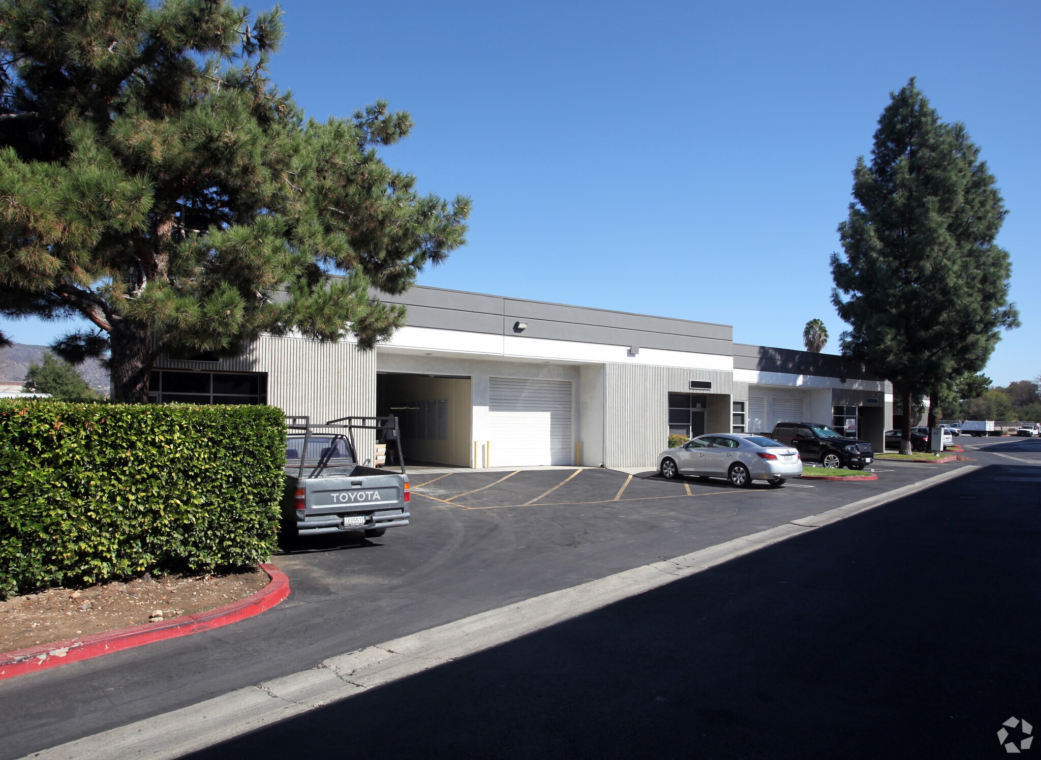 301 E Arrow Hwy, San Dimas, CA à louer Photo principale– Image 1 sur 15