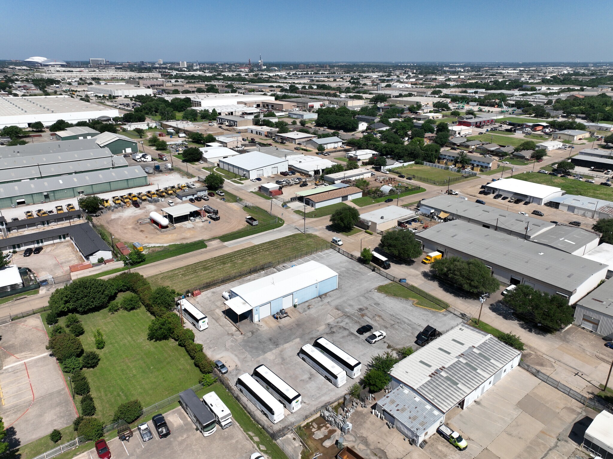 2365 Houston St, Grand Prairie, TX à louer Photo de l’immeuble– Image 1 sur 17