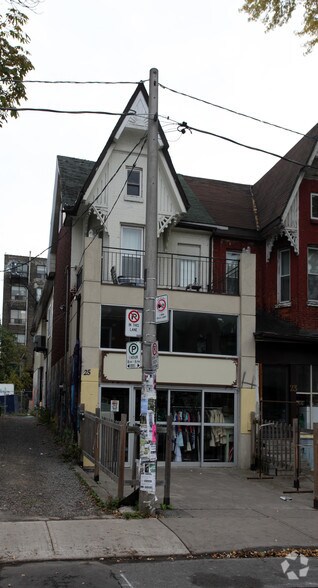 Streetfront Retail in Kensington Market portefeuille de 4 biens à vendre sur LoopNet.fr - Photo de l’immeuble – Image 2 sur 15