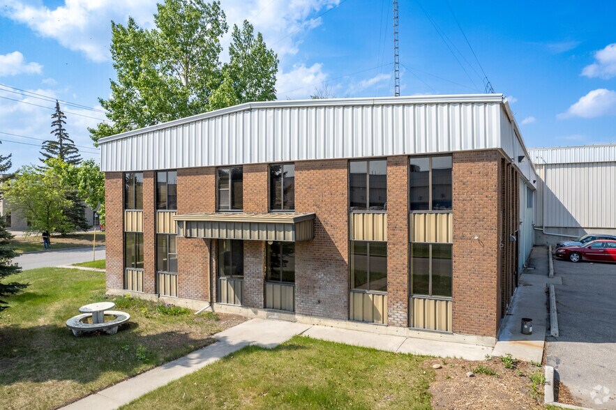 4710 78th Ave SE, Calgary, AB à vendre - Photo principale – Image 1 sur 5