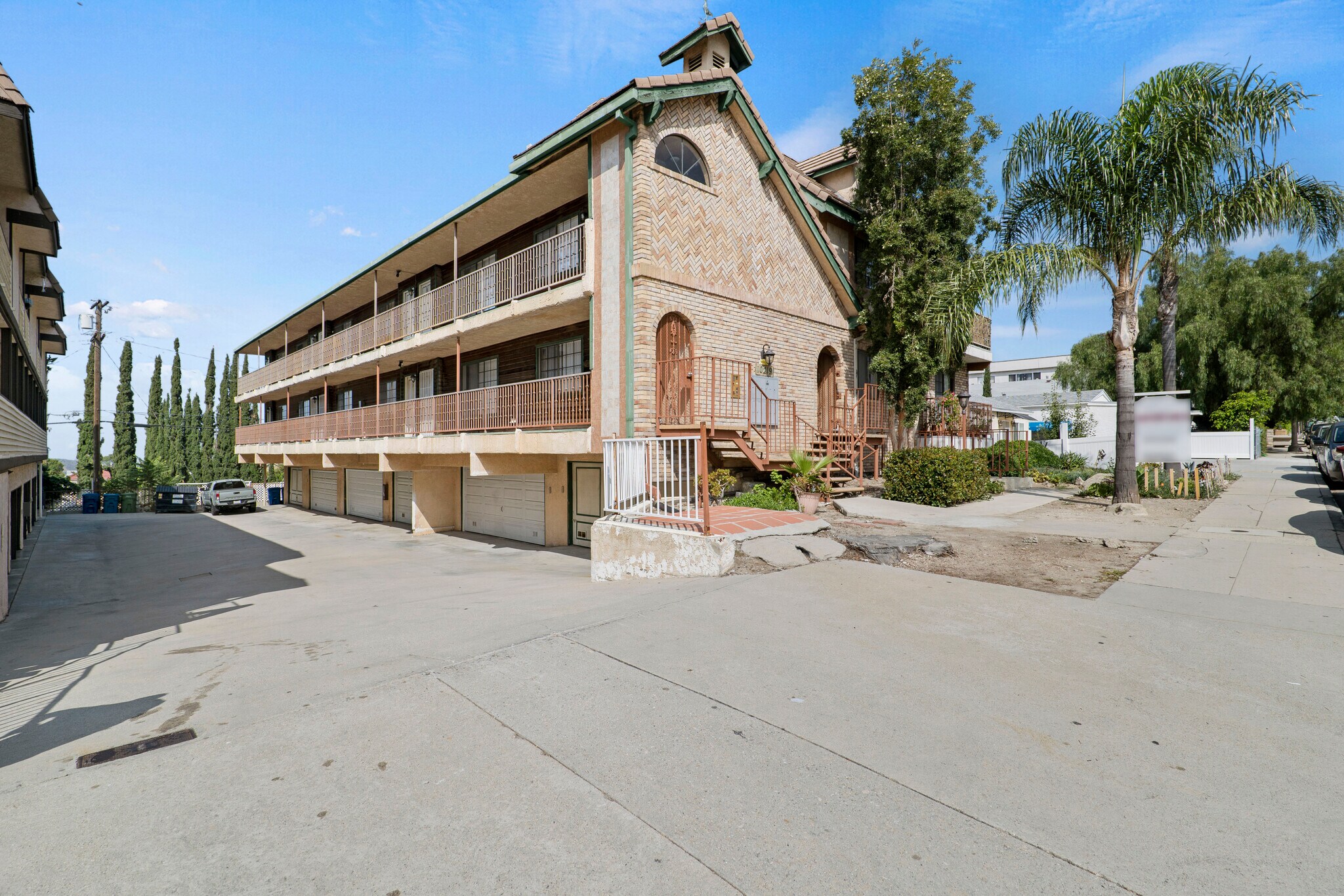 10219 Commerce Ave, Tujunga, CA à vendre Photo de l’immeuble– Image 1 sur 13