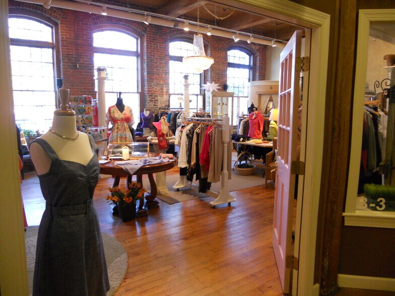 200 N Greensboro St, Carrboro, NC à louer - Photo de l’immeuble – Image 3 sur 22