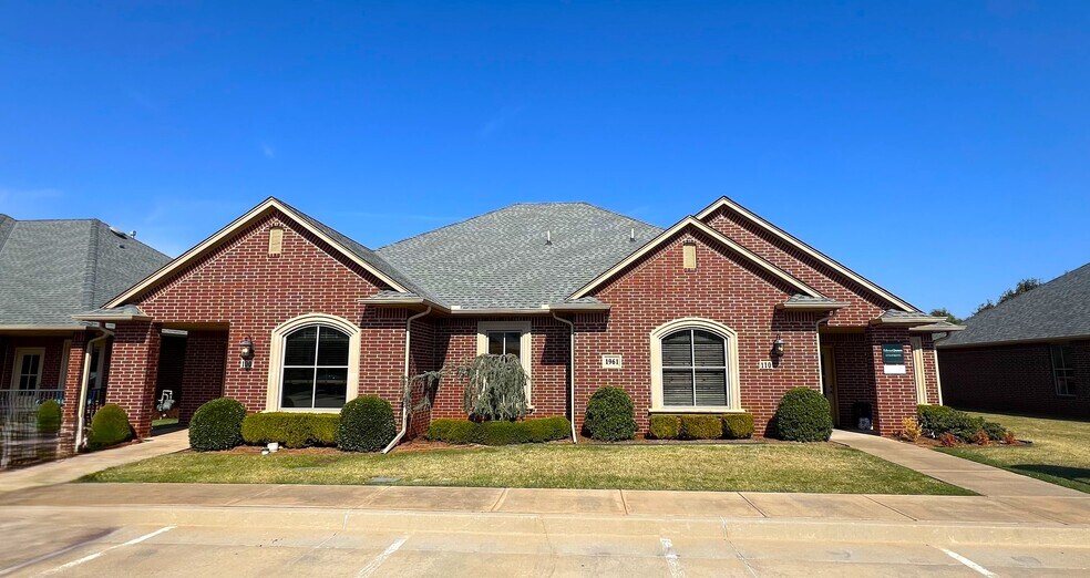 1961 W 33rd St, Edmond, OK à louer - Photo principale – Image 1 sur 8