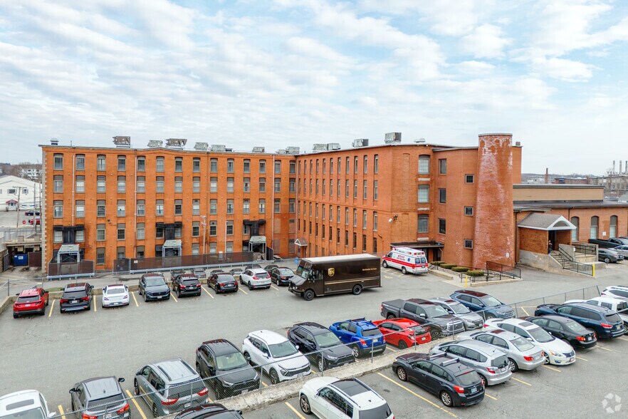 1565-1567 N Main St, Fall River, MA à louer - Photo de l’immeuble – Image 3 sur 5