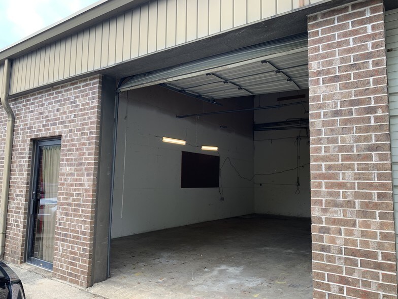 630 Hembry St, Lewisville, TX à louer - Photo de l’immeuble – Image 2 sur 6