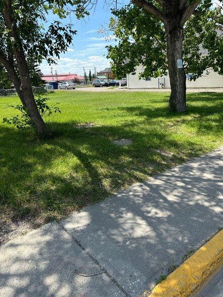 313 1 St E, Cochrane, AB à vendre - Photo de l’immeuble – Image 3 sur 7