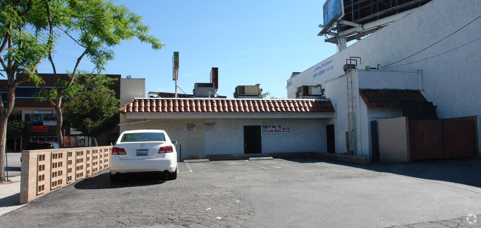18596 Ventura Blvd, Tarzana, CA à louer - Photo de l’immeuble – Image 3 sur 9
