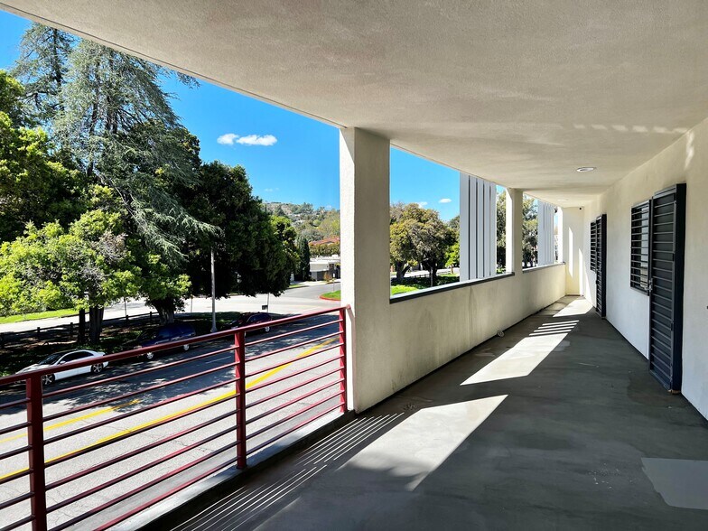 13223 Ventura Blvd, Studio City, CA à louer - Photo de l’immeuble – Image 2 sur 5