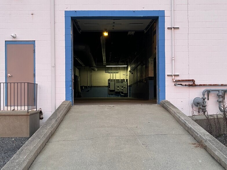 51 Aster St, West Warwick, RI à vendre - Photo de l’immeuble – Image 2 sur 15