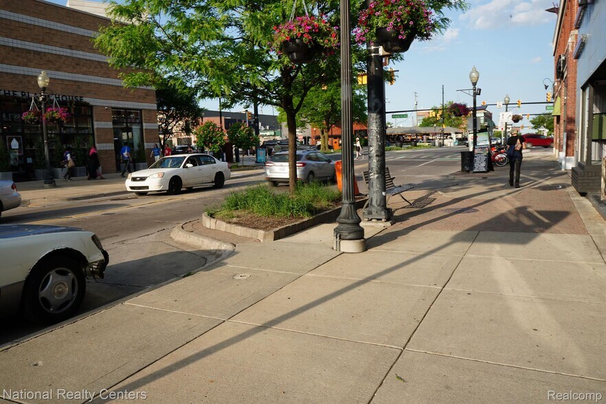 145 W 9 Mile Rd, Ferndale, MI à vendre - Photo de l’immeuble – Image 3 sur 9