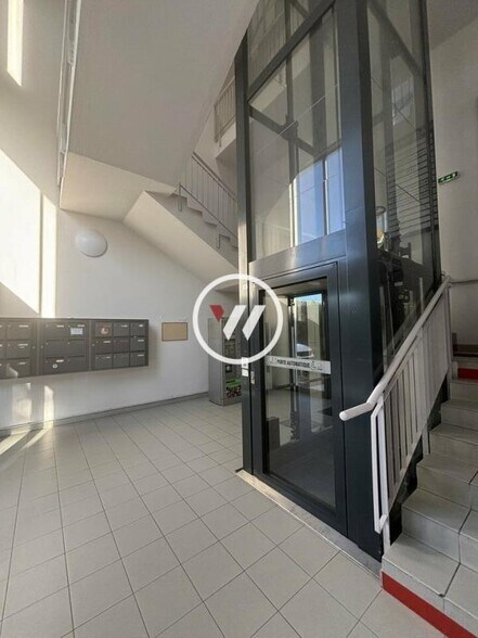 Bureau dans Aubagne à louer - Hall d’entrée – Image 2 sur 11