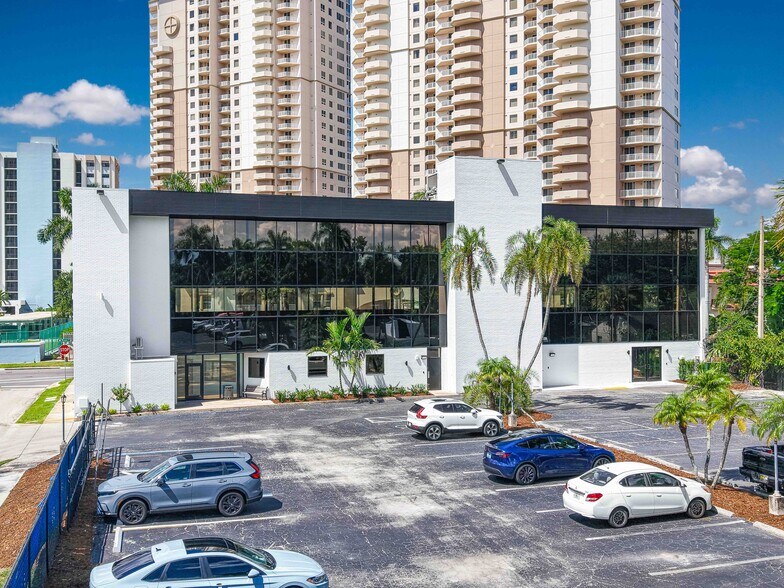 2075 W 1st St, Fort Myers, FL à louer - Photo de l’immeuble – Image 2 sur 16