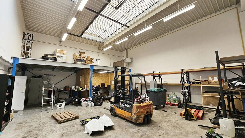 Local d’activités dans Moissy-Cramayel à louer - Photo de l’immeuble – Image 1 sur 11