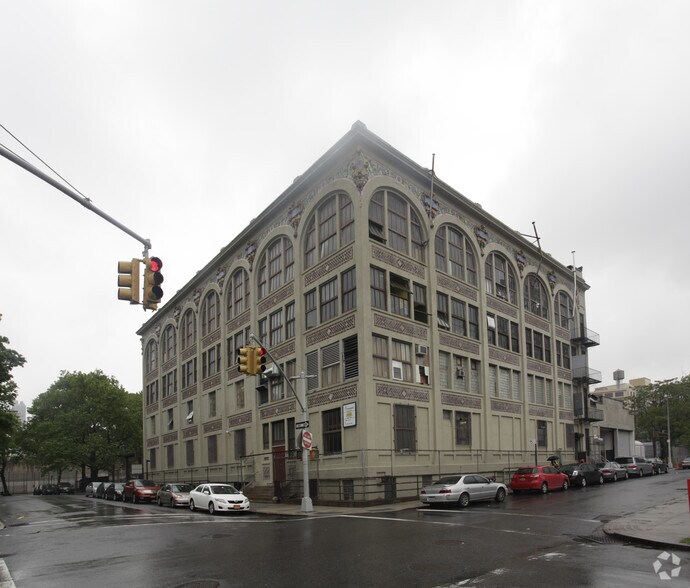 110 Bridge St, Brooklyn, NY à louer - Photo de l’immeuble – Image 1 sur 3