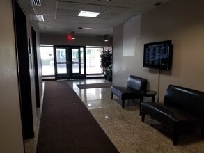 1701 E Lake Ave, Glenview, IL à louer Hall d’entrée– Image 2 sur 3