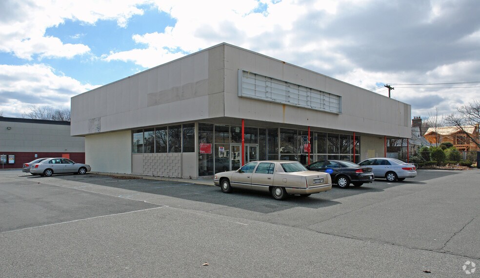 3320 Hillside Ave, New Hyde Park, NY à louer - Photo de l’immeuble – Image 3 sur 4