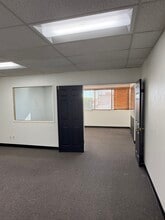 21220 Devonshire St, Chatsworth, CA à louer Photo intérieure– Image 2 sur 7