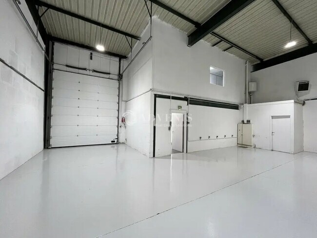 Plus de détails pour Local d'activités à louer