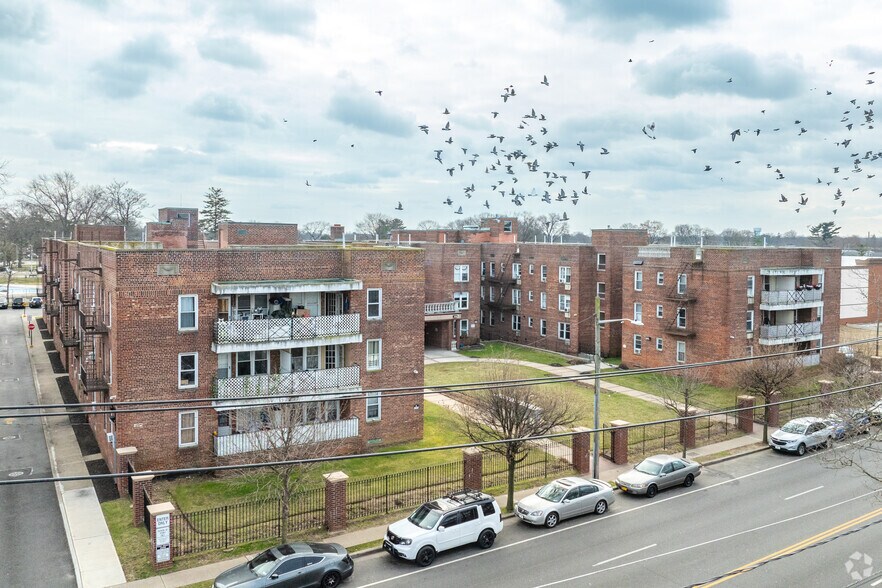 100 Jerusalem Ave, Hempstead, NY à vendre - Photo principale – Image 1 sur 7