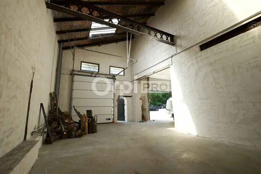 Local d’activités dans FLEURIEU-SUR-SAÔNE à louer - Photo de l’immeuble – Image 1 sur 5