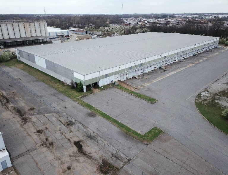 4270 Chrysler Dr, Memphis, TN à louer - Photo de l’immeuble – Image 1 sur 11