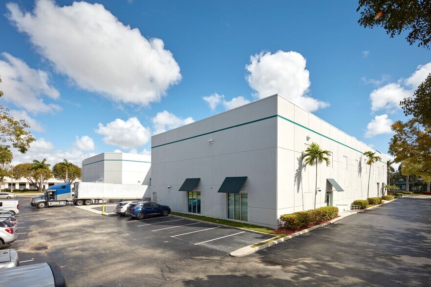 2250 NW 84th Ave, Miami, FL à louer - Photo de l’immeuble – Image 3 sur 4
