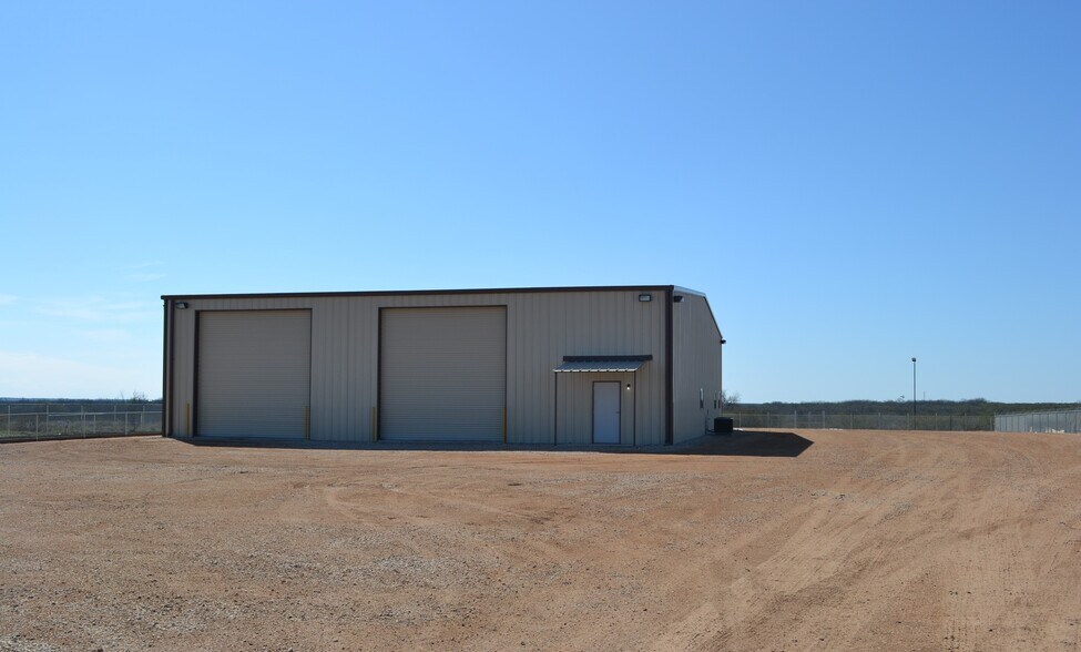 8229 S State Highway 16, Jourdanton, TX à vendre - Photo de l’immeuble – Image 2 sur 2