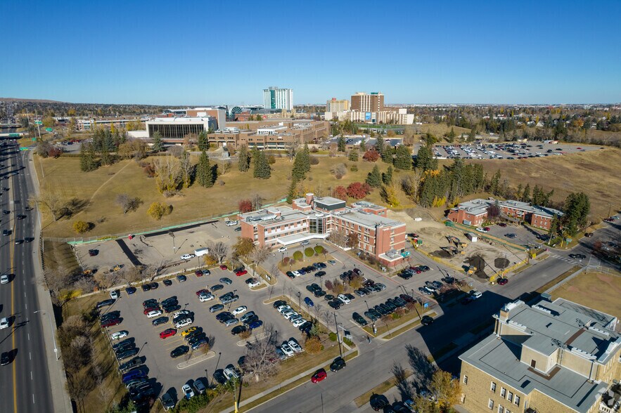 1402 8 Ave NW, Calgary, AB à louer - Aérien – Image 3 sur 9